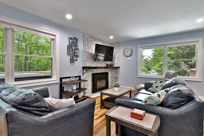 Image de Fun In Fun Out Ski Home: Upper Unit. Renovated 3br/2ba. Hot Tub. Sauna.