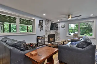 Image de Fun In Fun Out Ski Home: Main Floor. Renovated 3br/2ba. Hot Tub.