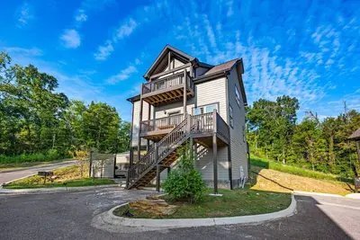 Image de Near Dollywood | Hot Tub, Game Room & Home Theater