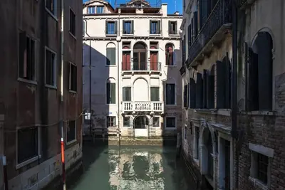 Image de Historic Canal-Side Palace Apartment Near St. Mark’s Square