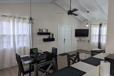 Image de Experience love in paradise at Heart's Haven! Very Modern Property!