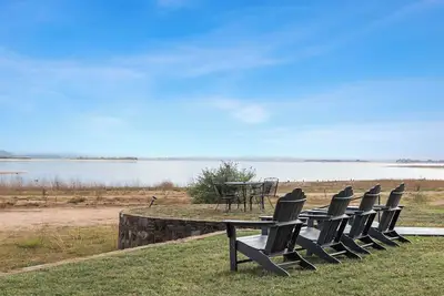 Image de Modern Lakeside Cottage with Hot Tub on Beautiful Lake Buchanan