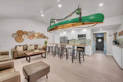 Riverfront Retreat with TiKi BaR! Close to Baylor and Magnolia
