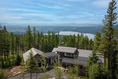 Ski-in/Ski-out Luxury House: Game Room, Lake View