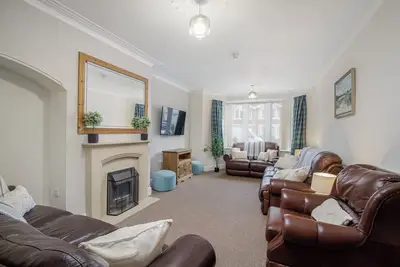 Image de *Arnside - Spacious 10-Bedroom Seaside Cottage! *