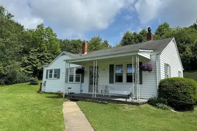 Image de Remodeled Farmhouse on 30 acres, enjoy the peacefulness of living on a farm