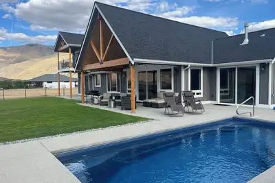 Image de Brand new home on Columbia river, private pool+hot tub, minutes from Chelan