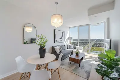 Image de Elegant 1+Den Condo, Parking, Balcony, City View