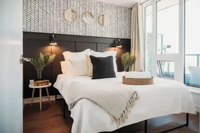 Image de 5 minutes to Hospital, Go Train/Bus. Cozy 1br with amazing city views!