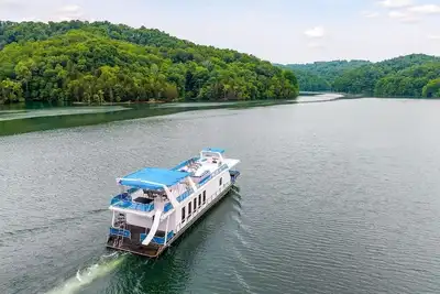 Image de The Flagship Houseboat 84' - Largest Houseboat, 6 bedrooms, waterslide, fireplace on rooftop lounge area