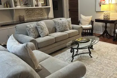 Image de Relax in this spacious home, nestled in a quiet neighborhood, close to I-20.