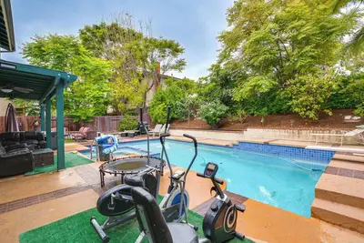 Image de Anaheim Home w/ Pool, 14 Mi to Disneyland!