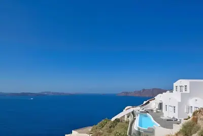 Dazzling Santorini Villa | 3 Bedrooms | Villa Il Vento | Heated infinity pool | Great Location with Stunning Sea Views | Modern design | Oia