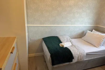 Image de Large 4 bedroom with cot, free street parking & garage - 13 min from the beach