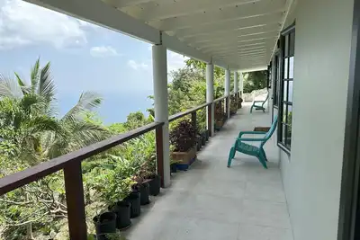 Image de Family Friendly, centrally located - modern & spacious 2 bed 2 bath retreat.