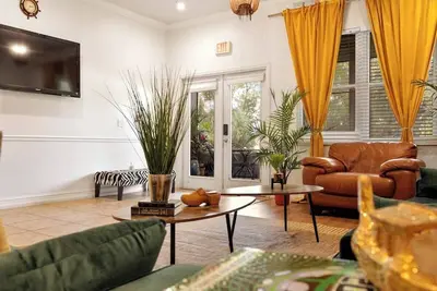 Image de Banana Leaf Villa- Book your gathering today!