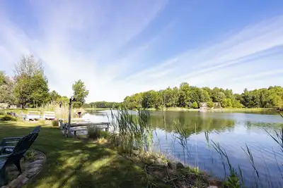 Image de Cozy loft retreat with lake views and access.