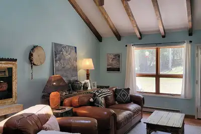 Image de Cozy Condo for 6 with wooded back patio & grill. 1 mile to town square.