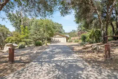 Image de Oakhurst Hideaway: 3 Bed & 2 Bath w/ Hot Tub, Ping Pong & Bbq