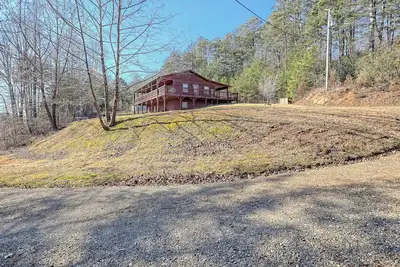 Image de A cozy and bright cabin w\/ firepit close to many activities in the Smokies!
