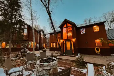 Stone Table Lodge - Sleeps 16 - 2 Hot Tubs!