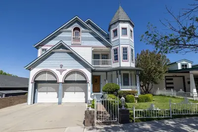 Image de Victorian Manor  *Game Room *Spacious *Walk to Downtown