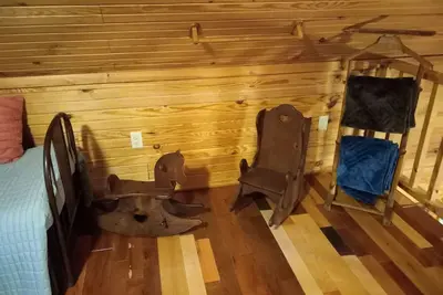 Image de Cozy cabin in the woods. Peaceful and only 15 minutes to Mountain View.