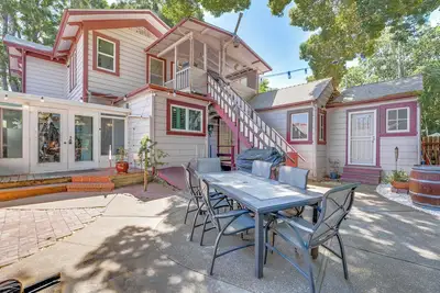 Image de Historic Woodland Escape w/ Patio + Fire Pit!