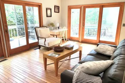 Image de Dreamy house in the woods. Walk to the beach. Private backyard and huge deck.