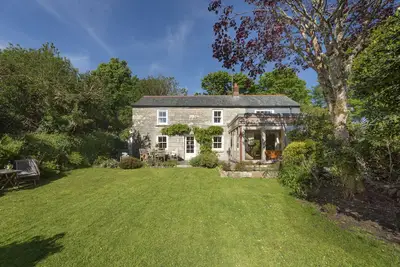 Image de Tucked away in a rural setting between Hayle and Helston, Deugh an Chy is a much-loved Cornish cotta