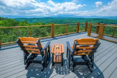 Image de Spectacular Mount LeConte View. Large wrap around deck. Hot Tub + Game Room