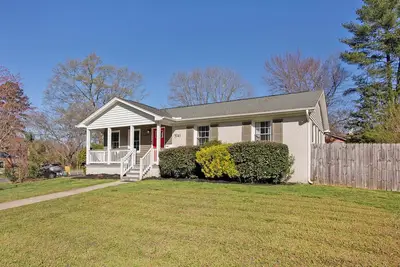 Image de Charming 3-Bedroom Home w/ Patio & Backyard Space