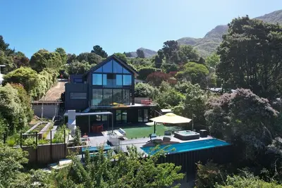 Image de Luxury house in the bay. W/ pool, spa, pizza oven, bbq and deck.