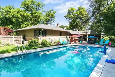 Image de Central Omaha Pool w/ Spa Oasis + Fire Pit + 3 Living Rooms