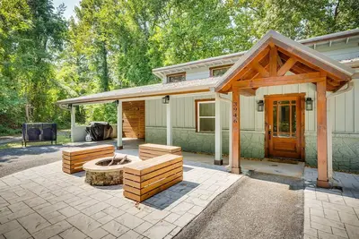 Image de Dolly's Getaway - Fire pit, hot tub, and game room!