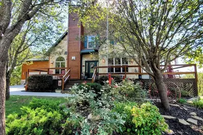 Image de Peacewood - Fire pit, hot tub, private yard, comfy beds, and more!