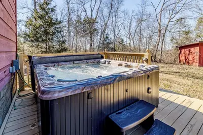 Image de Hike Trails on 6 Private Acres, Relax in the Hot Tub, Shoot Pool & Take Spa Baths - Woodland Chalet