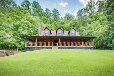 Image de Hidden Hollow Lodge - Movie Nights, Game Fun, Fireside Stories & Hot Tub Soaks