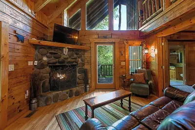 Image de Nestled Inn - Cozy up in comfort with a hot tub and views!