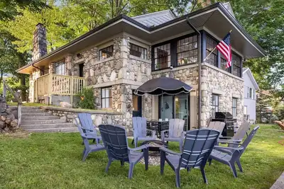 Image de Lakefront Storybook cottage • Hot Tub • Fireplace • 4 bd 2 bath.