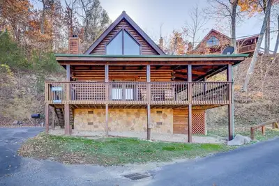 Image de Summertime Swims & Lake Fun, Fall Cocoa by the Fireplace & Year-Round Hot Tub Dips - Lakeview Pointe
