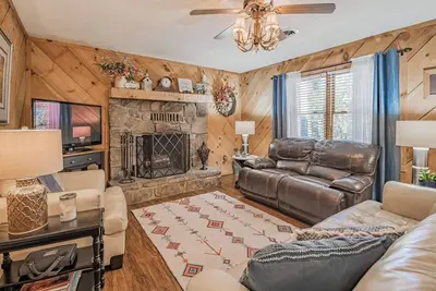 Image de Wooded Bliss - Crackling Fires, Hot Tub Soaks & Movie Nights Near Attractions