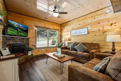 Image de Into the Mystic - Chic decor, hot tub, and game room!