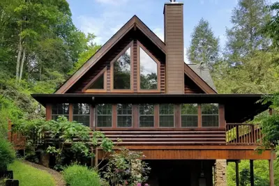 Image de Hillside Hideout - Hot tub, game loft, and fireplace!
