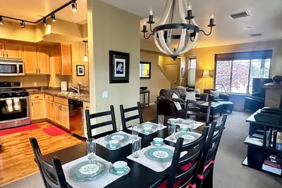 Spacious 3 Bdr Pet Friendly, Hottub, Pool