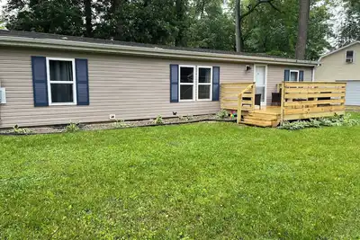 Image de Magician Lake Retreat! Renovated and a block away from Magician Lake!