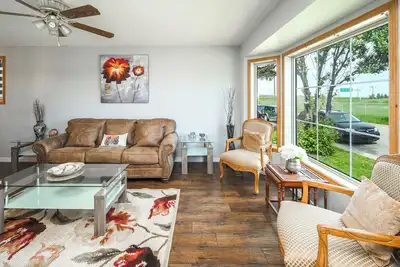 Newly renovated! Perfect location! Bbq! King bed!