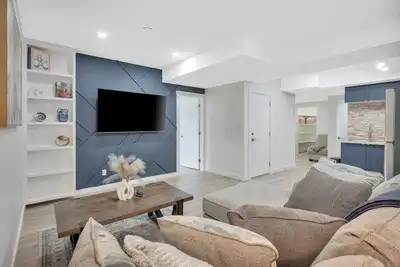 Image de Modern Family Sized Guest Suite With All Essentials