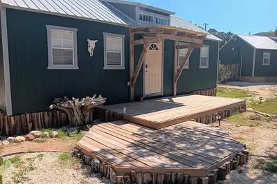 Image de One bedroom cabin with an extra loft sleeping space minutes from the Frio River!