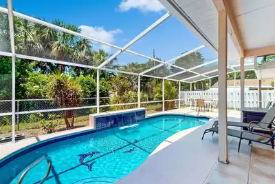 Image de Close to Sebastian Beach, private solar heated pool, free parking, grill